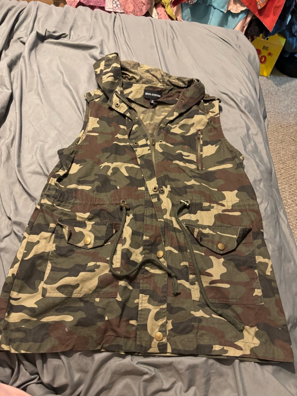 Zenana Outfitters Camo Utility Vest with Hood Size M
